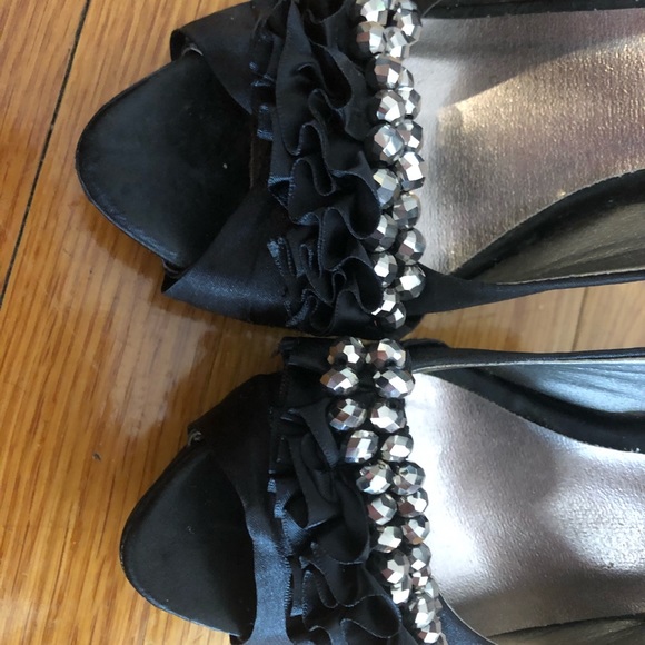 Bebe b2b evening ruffle stone heel size 7 - Picture 2 of 8